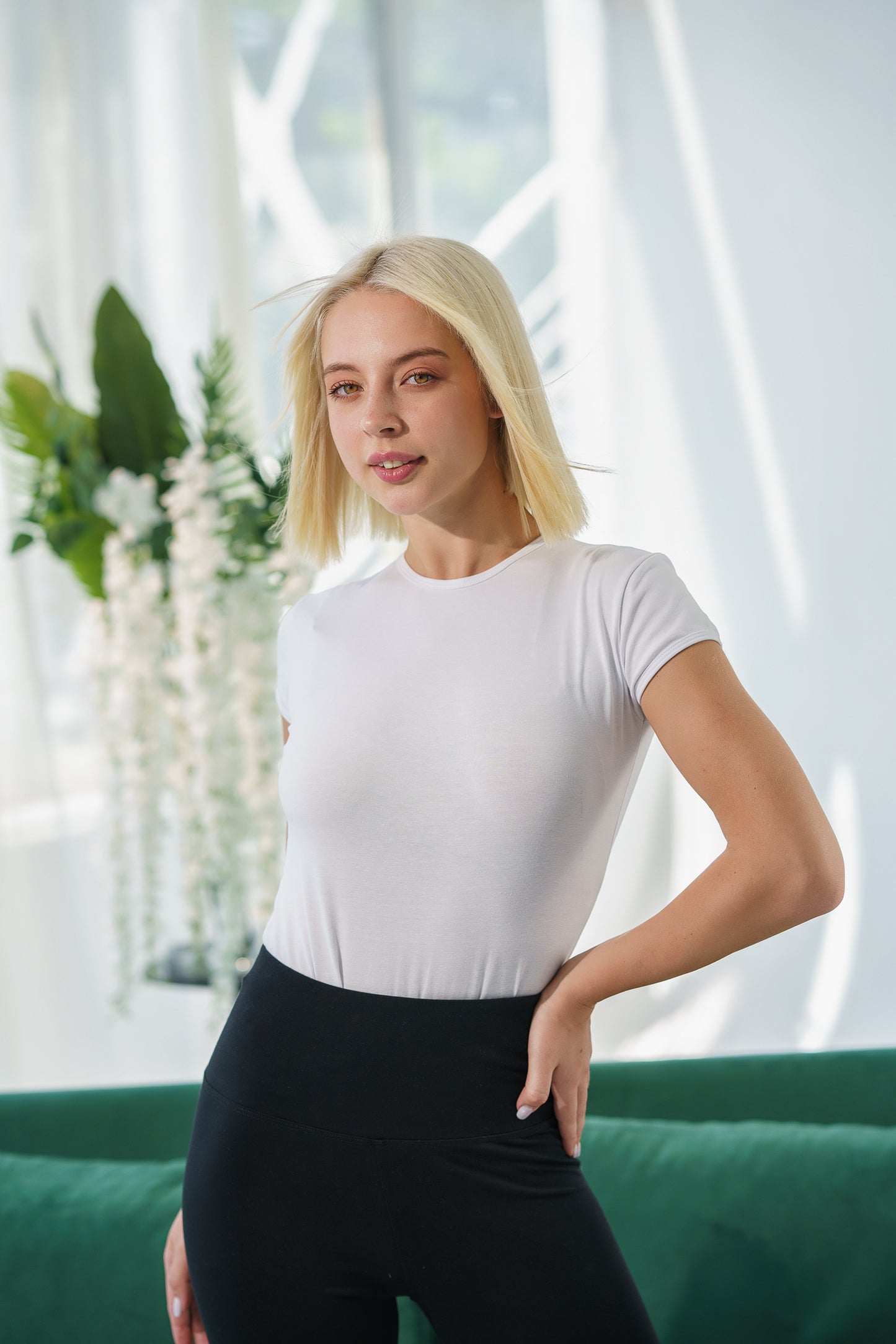 Damen-Body mit kurzen Ärmeln und hohem Rundhalsausschnitt