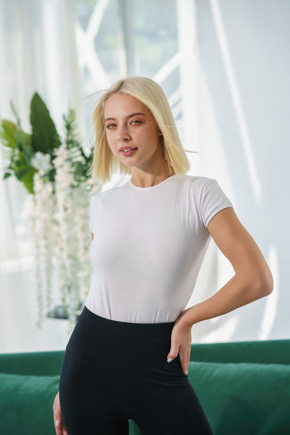 Damen-Body mit kurzen Ärmeln und hohem Rundhalsausschnitt